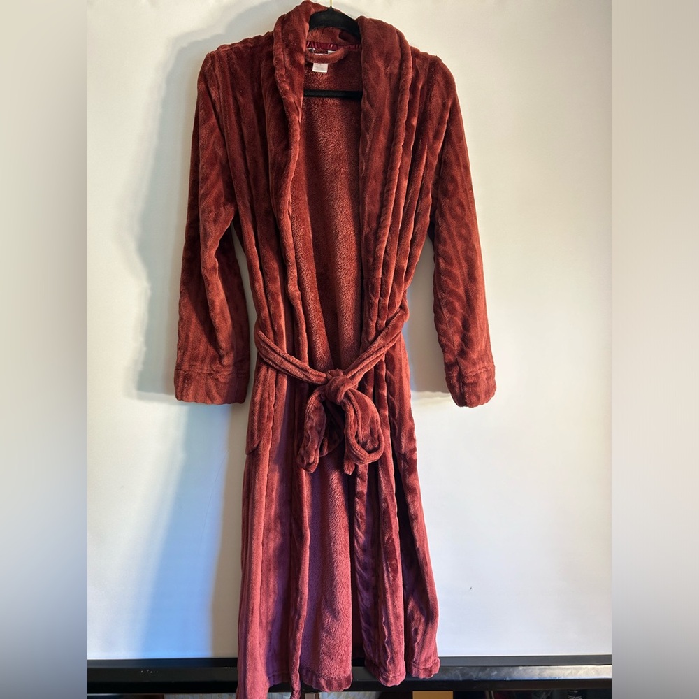 LIZ CLAIBORNE TEXTURED BURGUNDY COLOR ROBE WITH POCKETS AND BELT WOMEN’S SIZE S - Picture 2 of 7